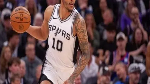 “年度足坛巨星评选：姆巴佩夺十大前锋榜首，哈兰德荣膺最佳中锋，曼城荣获多项大奖！”